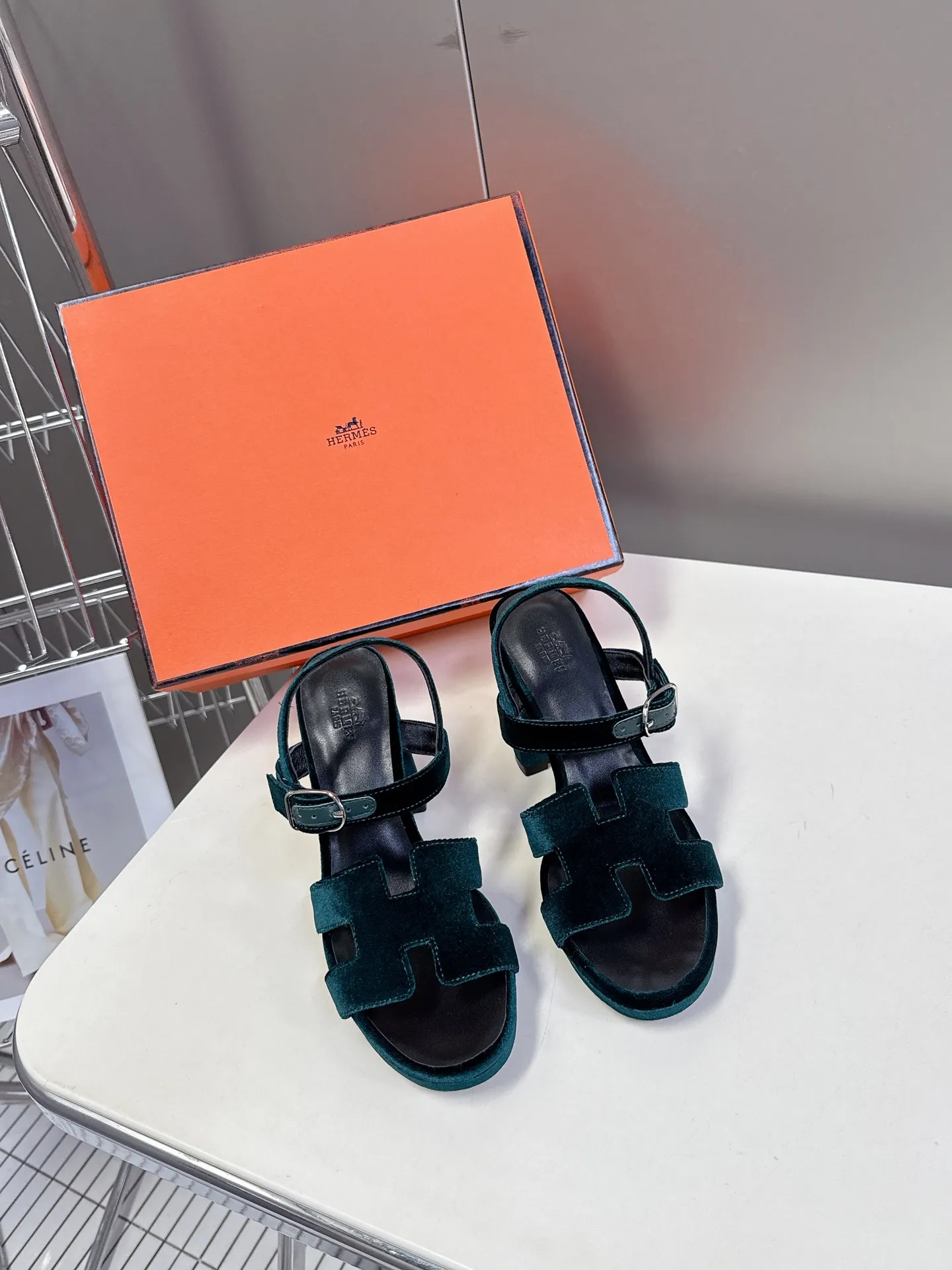 👟👟Ex-factory price 620👟👟 Hermès new spring and summer high-heeled sandals 🧡Upper: imported first-layer suede cowhide, mixed lambskin for feet, original leather outsole. You get what you pay for, genuine materials, whether it is leather, last shape, sole, or craftsmanship, all are consistent with ZP❗️ 🧡Suede high-heeled sandals, classic "H"-shaped upper with flexible ankle strap to highlight the slender ankle, about 9 cm high heels to reshape the body shape, genuine leather soles to enhance style, simple and smooth design, creating a fashionable and feminine look.  🧡Size: 35-39 yards (40 can be customized with no return or exchange) 🧡Color: multi-color 🧡Heel height: about 9 cm at the heel and 2 cm at the bottom